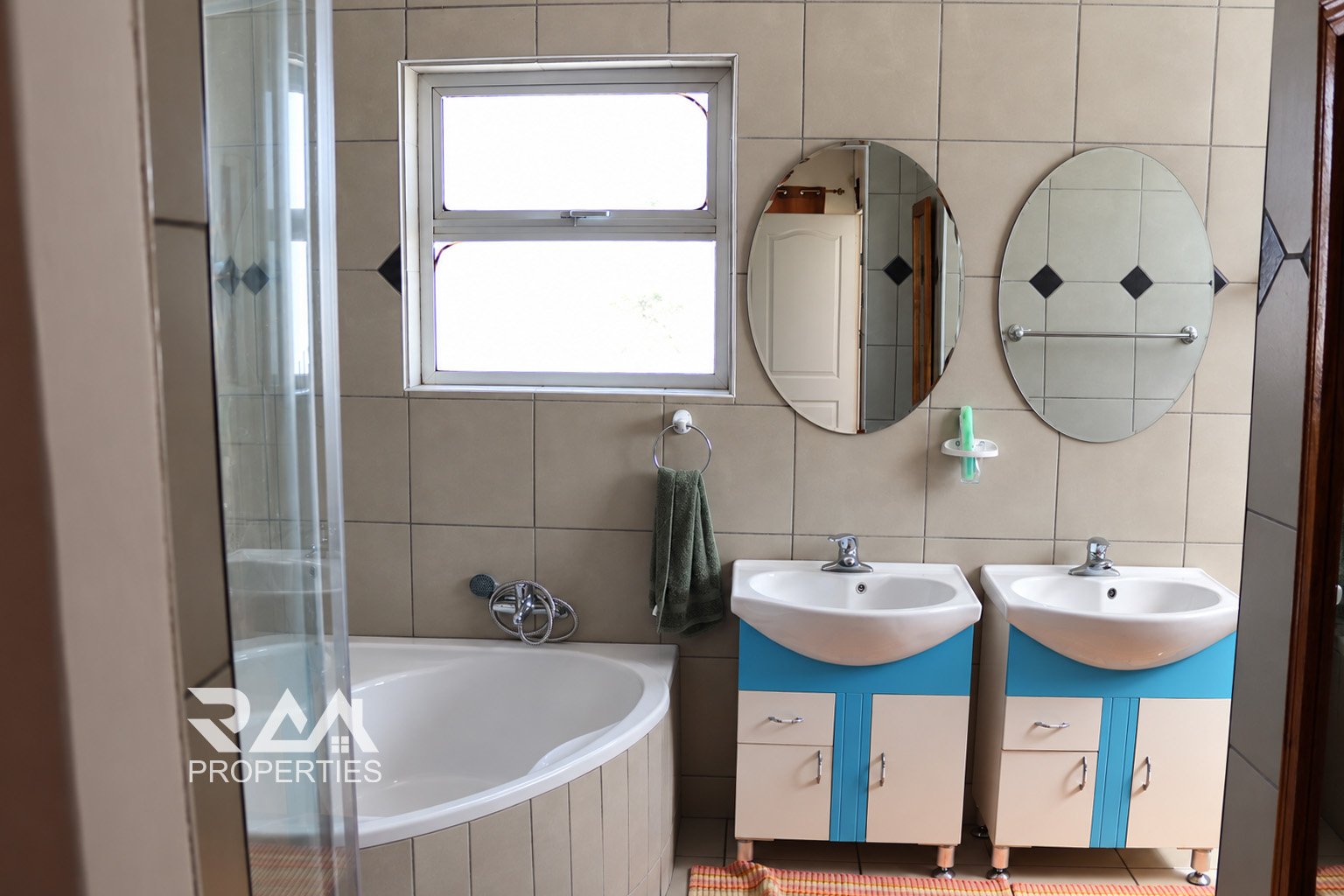 Family Home with Flat & Pool in Khomasdal