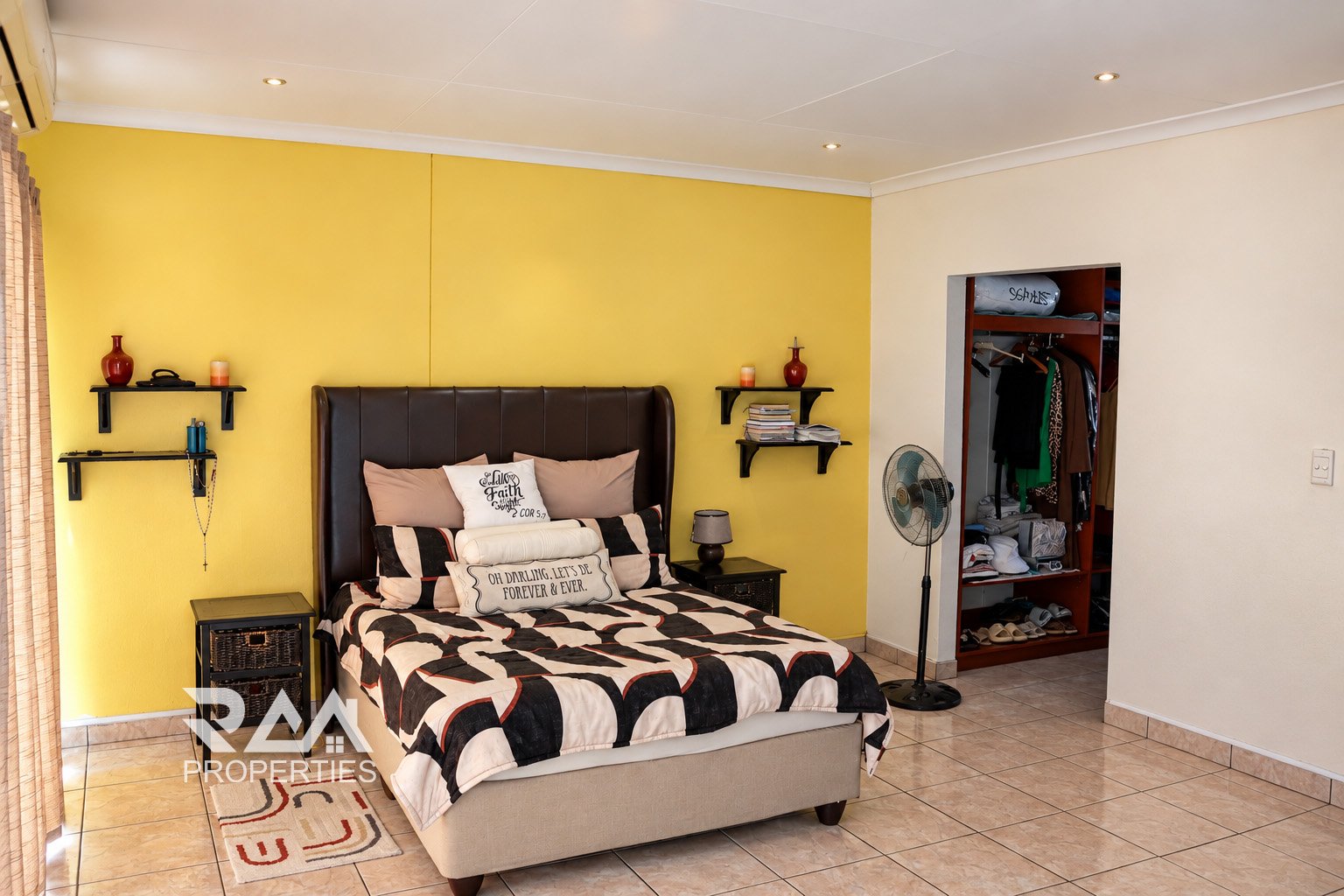Family Home with Flat & Pool in Khomasdal