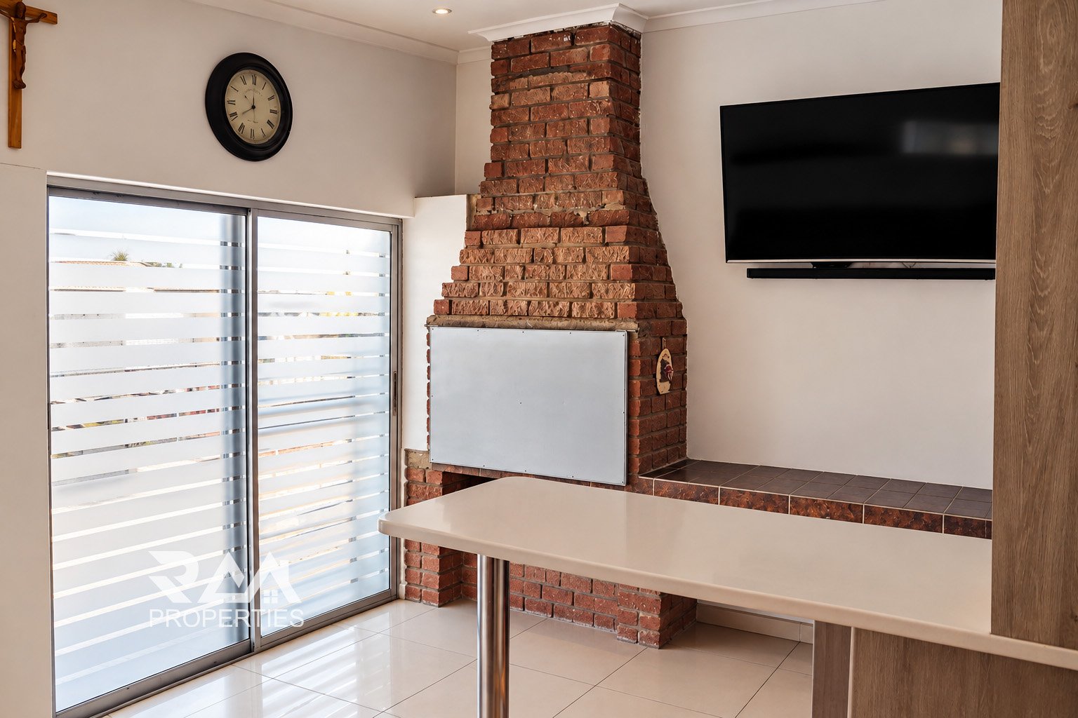 Family Home with Flat & Pool in Khomasdal